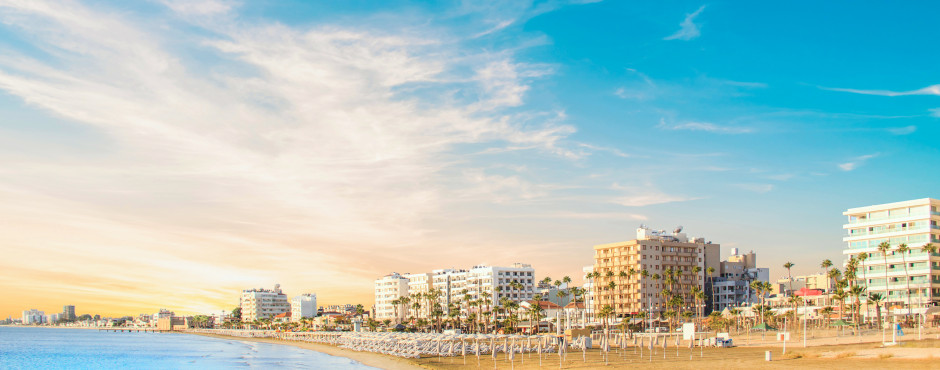 La belle plage de sable de Finikoudes