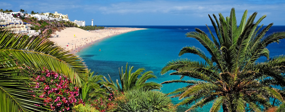 Panoramasicht auf den Strand von Morro Jable und Leuchtturm