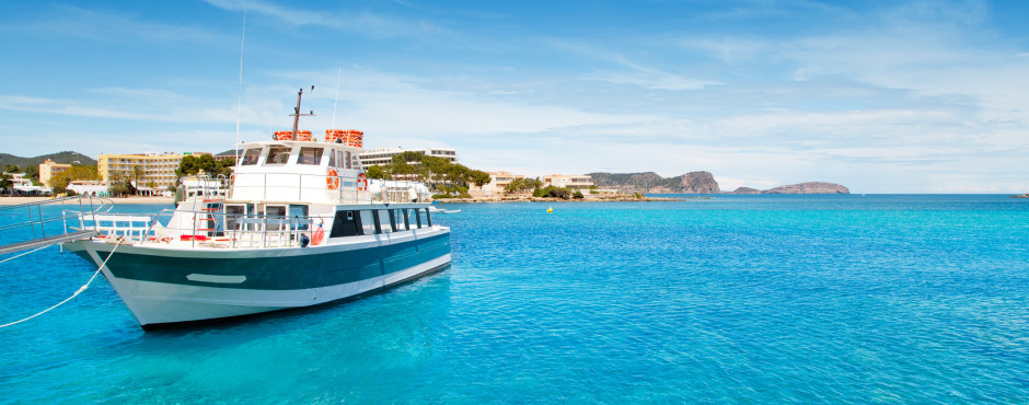 Yacht près d'Es Cana