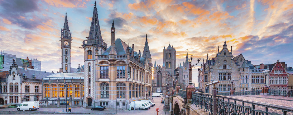 Blick über die St. Michaelsbrücke mit den 3 Türmen von Gent im Hintergrund