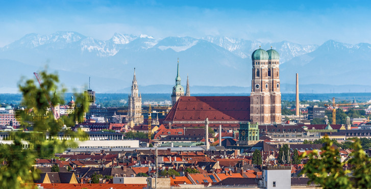Blick auf München und die Alpen