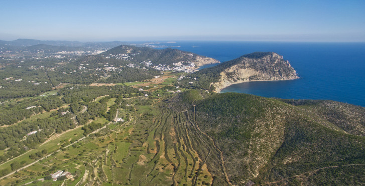 Panoramablick auf Ibizas Küste