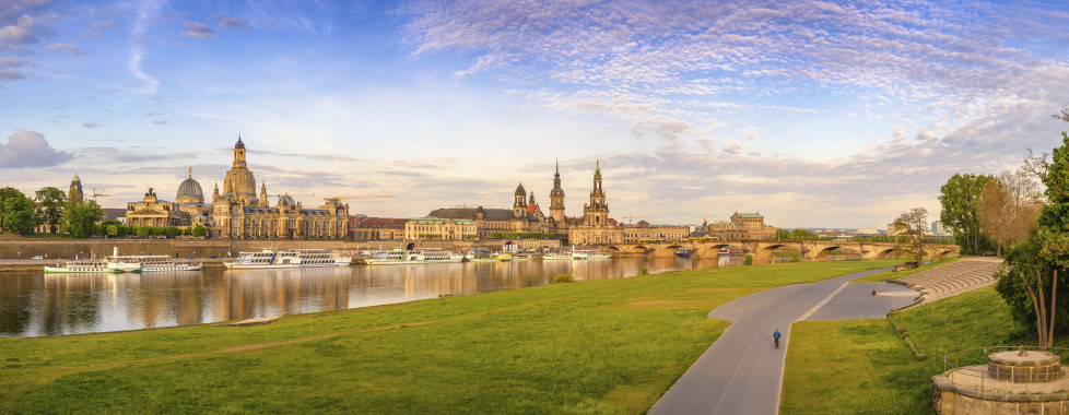 Panorama de la vieille ville de Dresde au bord de l'Elbe