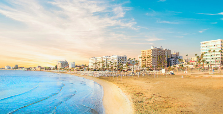 La belle plage de sable de Finikoudes