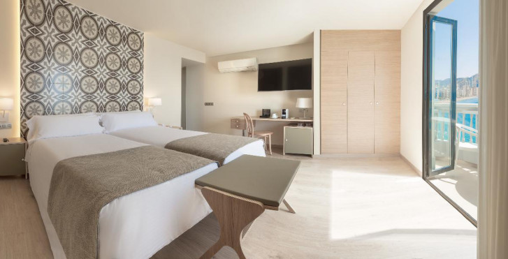 Chambre double vue mer avec balcon - Gastrohotel RH Canfali