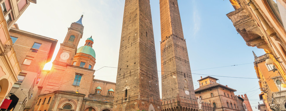 Les tours médéviales Torre Garisenda et Torre degli Asinelli