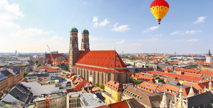 Blick auf Münchens Stadtzentrum mit der Frauenkirche