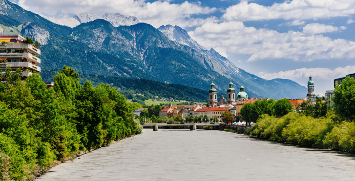 Schöner Blick auf Innsbruck am Innufer
