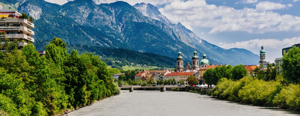Schöner Blick auf Innsbruck am Innufer