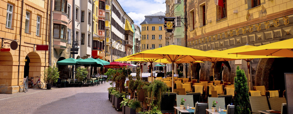 Sympathiques cafés et restaurants dans la vieille ville d'Innsbruck