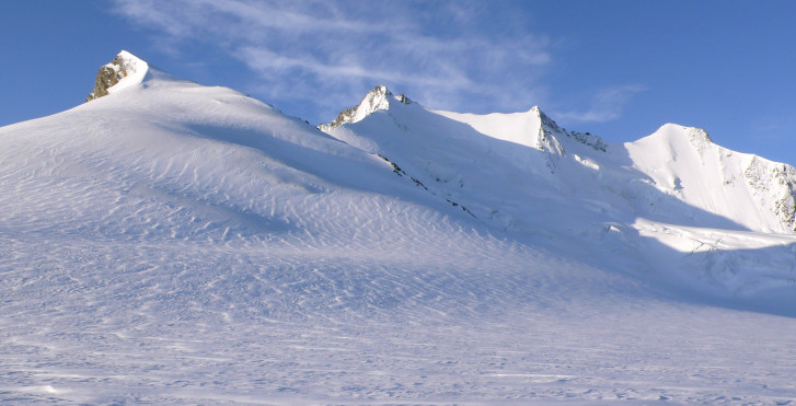 Verschneite Bergspitzen im Winter