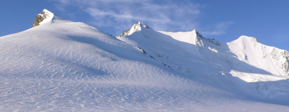 Verschneite Bergspitzen im Winter
