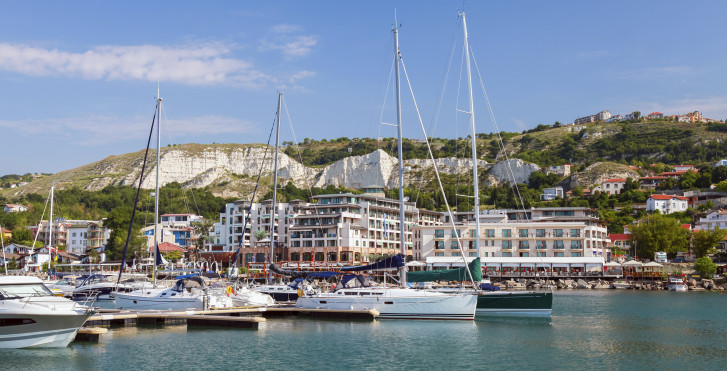 Vue sur le port de Baltchik
