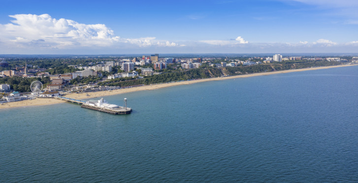Blick auf den Strand und Pier von Bournemouth