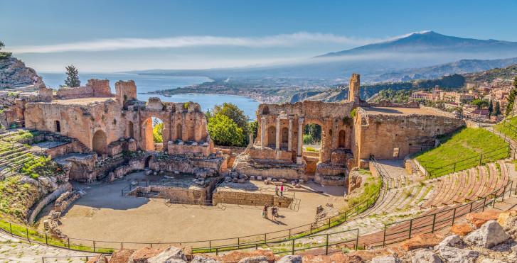 Théâtre gréco-romain de Taormina avec le volcan Etna en arrière-plan