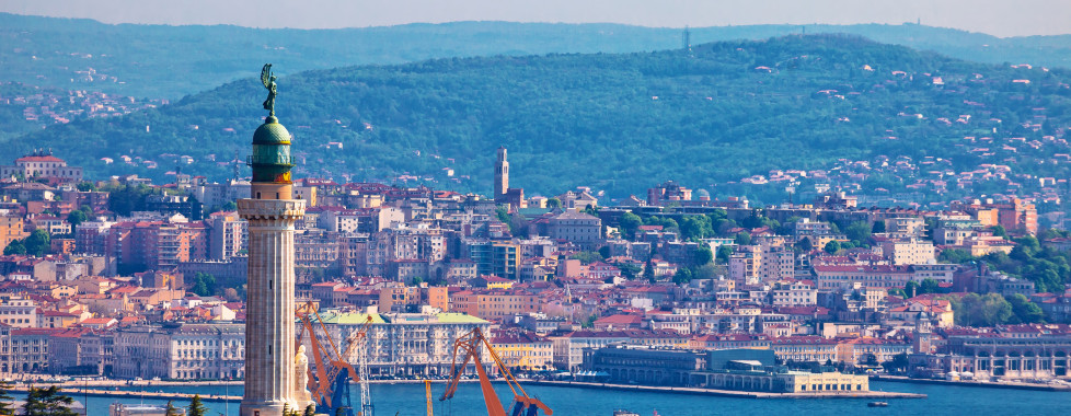Le phare de la victoire et le port de Trieste