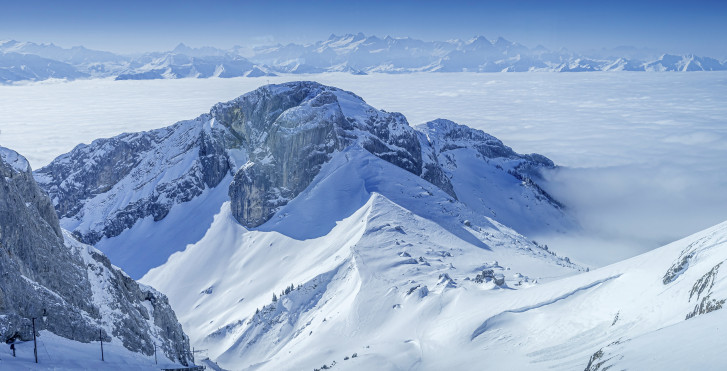 Schneebedeckte Hänge am Bergmassiv