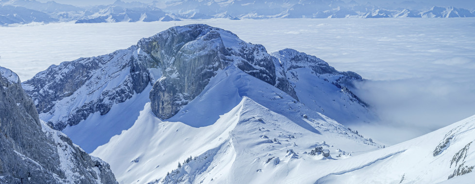 Schneebedeckte Hänge am Bergmassiv