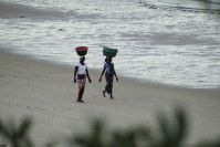 Fischerfrauen auf dem Weg nach Hause, Strand von Benguerra Island, Bazaruto-Archipel