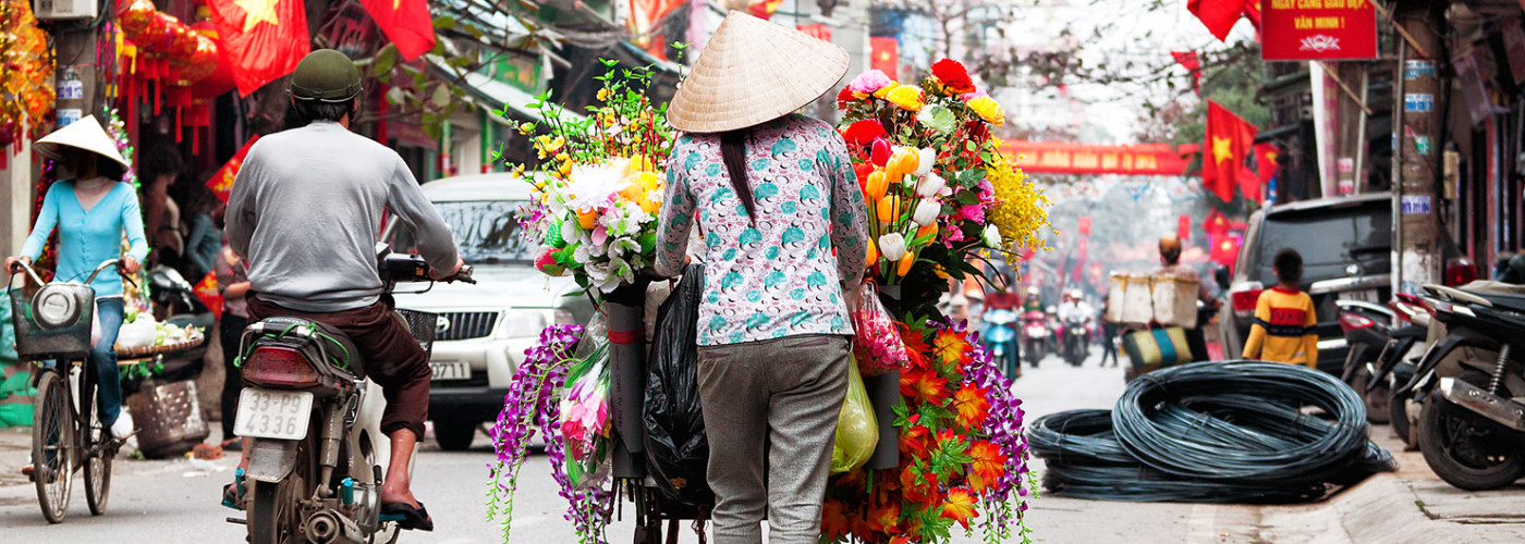 Strassenverkäuferin in Hanoi