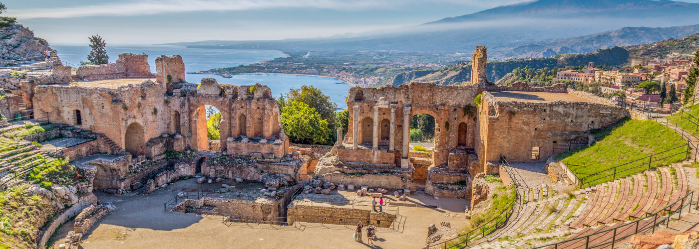 Griechisches Theater in Taormina mit dem Etna im Hintergrund